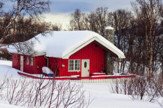 czerwony dom przykryty śniegiem